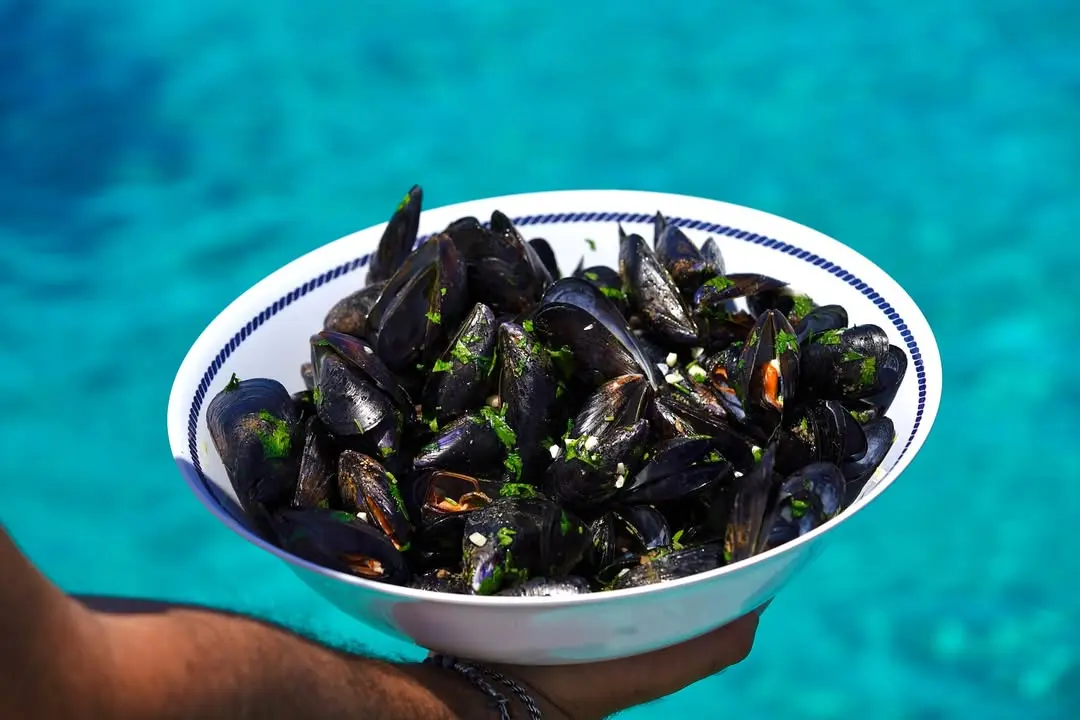 Cozze fresche servite a bordo