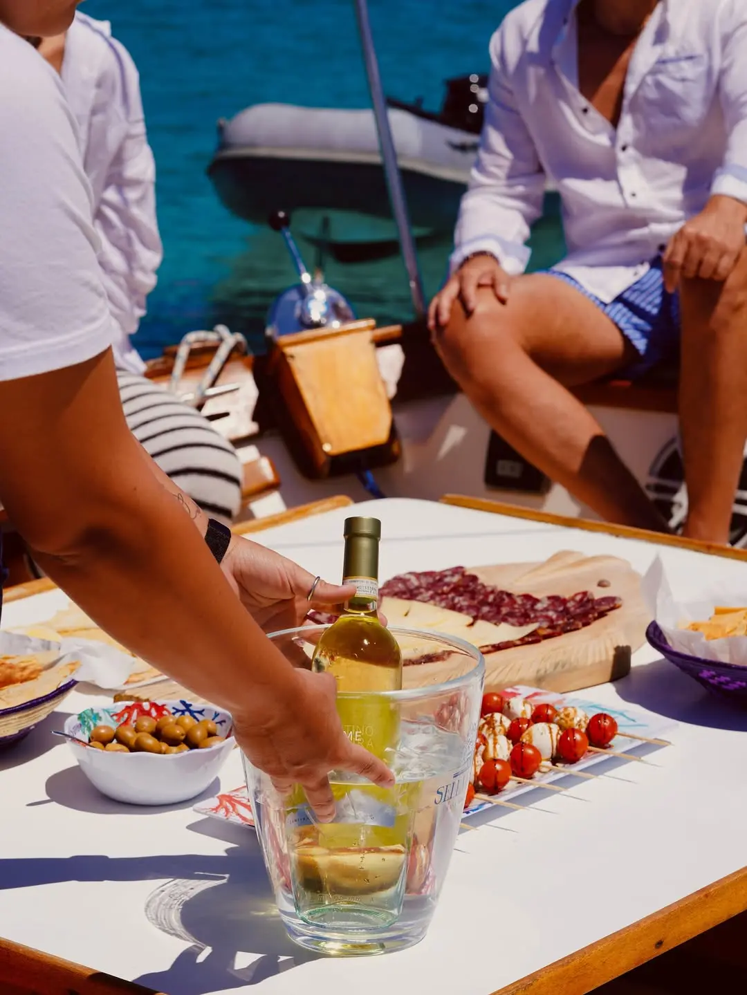 Aperitivo a bordo con vino, formaggi e salumi locali